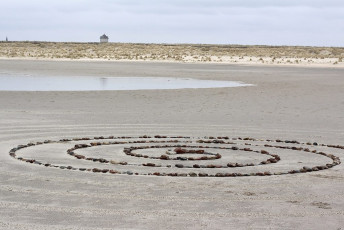 2021 pebble urn, zandmotor, nederland (2) deze geweldige cirkel lag op het strand