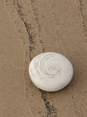 2022 pebble urn Holkham beach UK (2)