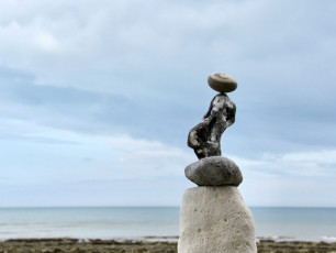 2022 pebble urn Seven Sisters Eastbourne UK (5)